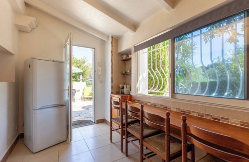 Cassis Apartment | Apartment 'Le Repaire' with Mountain View, Shared Terrace and Garden