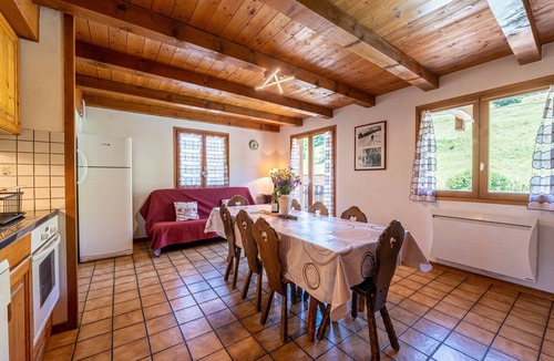 Crest-Voland Apartment | Apartment 'Les Chamois,Piscine Et Aire De Jeux' with Mountain View, Shared Garden and Wi-Fi