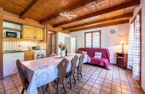 Crest-Voland Apartment | Apartment 'Les Chamois,Piscine Et Aire De Jeux' with Mountain View, Shared Garden and Wi-Fi