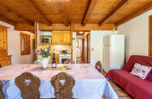 Crest-Voland Apartment | Apartment 'Les Chamois,Piscine Et Aire De Jeux' with Mountain View, Shared Garden and Wi-Fi
