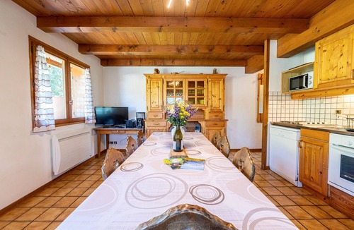 Crest-Voland Apartment | Apartment 'Les Chamois,Piscine Et Aire De Jeux' with Mountain View, Shared Garden and Wi-Fi