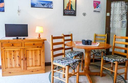 Chamonix City Centre Apartment | Apartment Les Pècles by Interhome