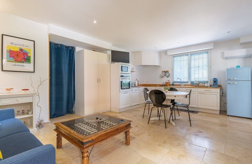 Auriol Apartment | Apartment 'Lobéal' with Shared Pool, Wi-Fi and Air Conditioning