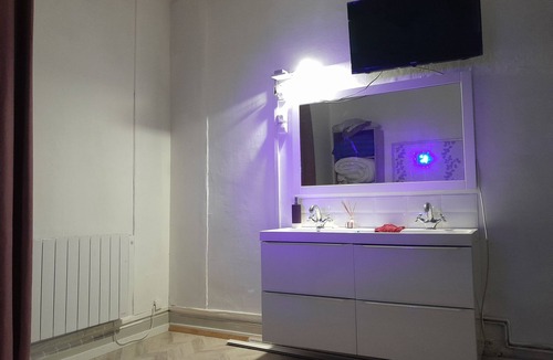 Montlucon House | Apartment Maison Famille Sport. exclusive garden 2 mountain bikes, ping pong table.