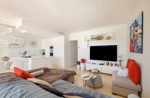 Villeneuve-Loubet Apartment | Apartment 'Marina Baie Des Anges' with Sea View, Wi-Fi and Air Conditioning