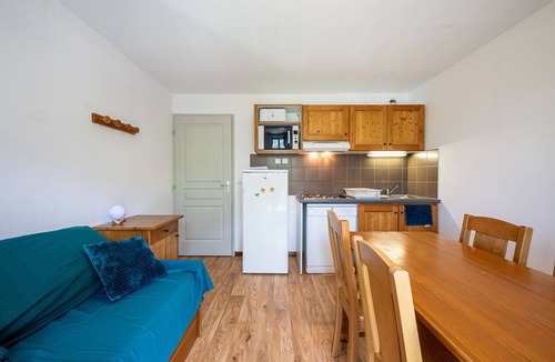 Albiez-Montrond Apartment | Apartment 'Neptune' with Mountain View and Balcony