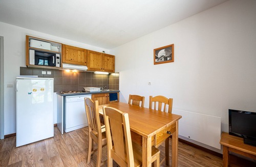 Albiez-Montrond Apartment | Apartment 'Neptune' with Mountain View and Balcony