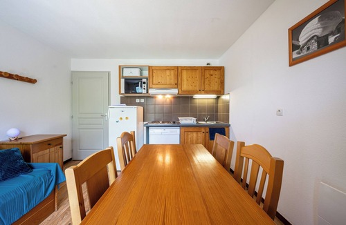 Albiez-Montrond Apartment | Apartment 'Neptune' with Mountain View and Balcony