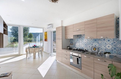 Alvignano Apartment | Apartment with Terrace and Lake View