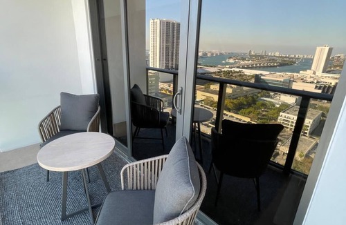 Town Square Apartment | Apartment With the Best View in Midtown