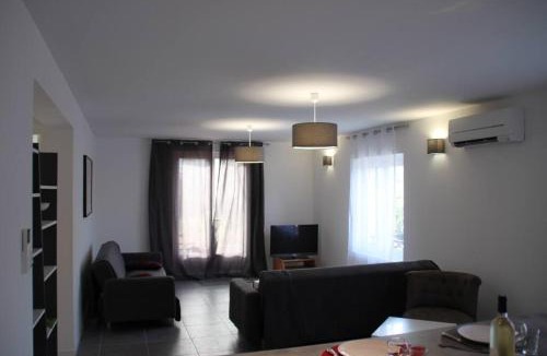 Bastide Giraud House | Appart dans maison 2 km de la plage