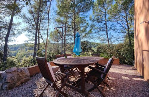 Taradeau Apartment | Appart "Pins & parasol", piscine chauffée et bain à remous
