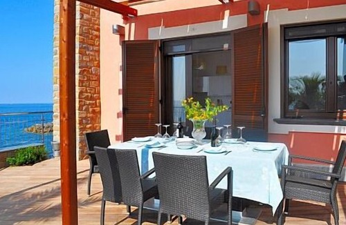 Acciaroli House | Appartamento Torre Caleo F: A charming apartment located right on the beach, with Free WI-FI.