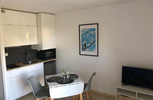 Bastide Giraud Apartment | Appartement 2 personnes calme proche de la mer piscine tennis