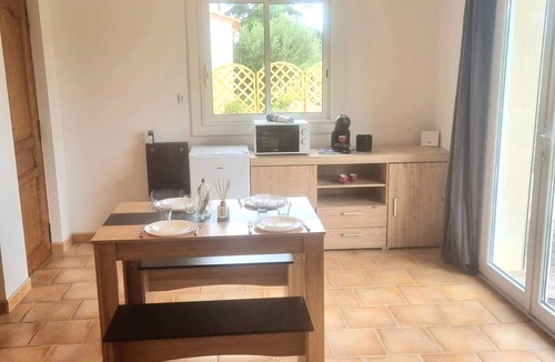 Pierrefeu-du-Var Apartment | Appartement au Milieu des Vignes