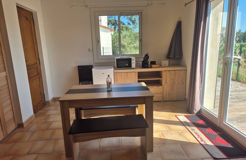 Pierrefeu-du-Var Apartment | Appartement au Milieu des Vignes