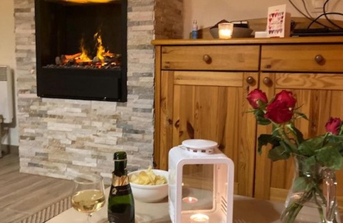 Pralognan-la-Vanoise Apartment | Appartement cosy proche commerces, animaux bienvenus, parking - FR-1-464-160