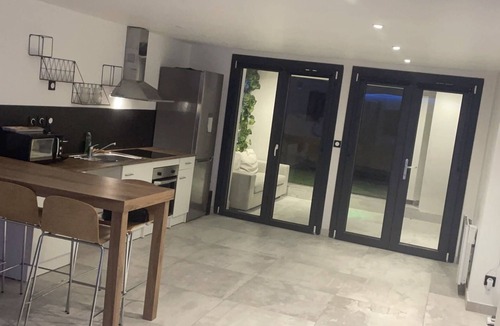Feyzin Apartment | Appartement Calme à 10 Minutes du Centre de Lyon