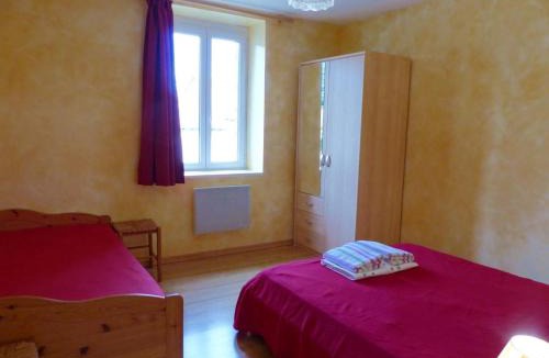 Saint-Palais Apartment | Appartement chaleureux pour randonnées au Pays d'Huriel - FR-1-489-418