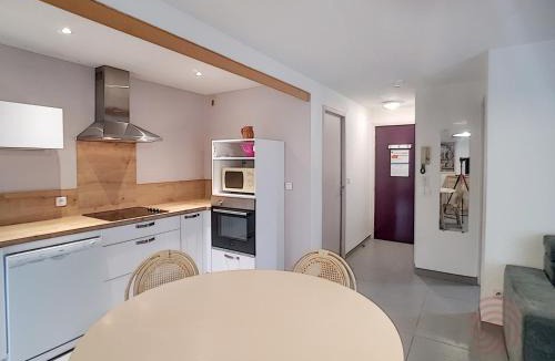 Lamalou-les-Bains Apartment | Appartement F2 climatisé avec terrasse, proche thermes et centre-ville, animaux acceptés, à Lamalou - FR-1-451-4
