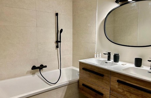 Meribel-Mottaret Apartment | Appartement neuf à Méribel, proche des pistes, balcon, service concierge inclus! - FR-1-613-103