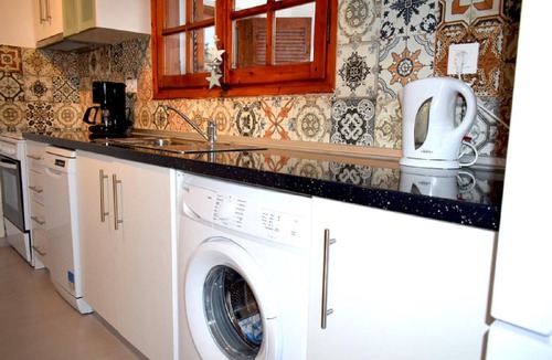 Agios Nikolaos Apartment | Apt - Sleeps 5 - Pets Ok - Balcony - Parking