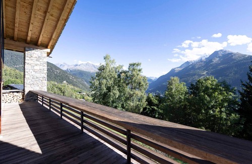 Montvalezan Ski Chalet | Architect chalet in La Rosière with garage