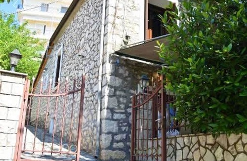 Arta Apartment | Arta Wood Stone Traditional Villa Central Stay