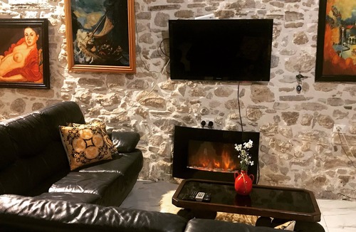 Aleimmatades House | Arty stone house-5 min drive from the beach!