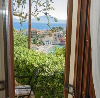 Frourion Apartment | Assos Caldera