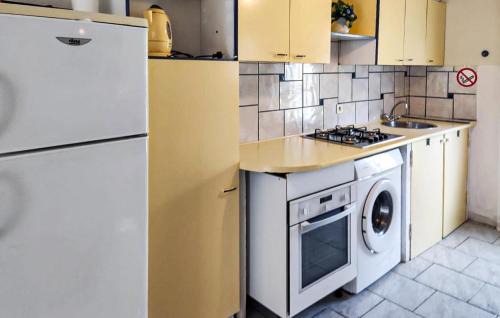 Salernes House | Awesome Home In Salernes With Kitchen