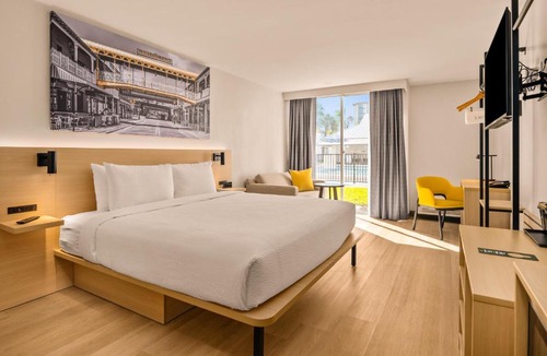 Florida Center Hotel | B&B HOTEL Orlando International Drive near Universal - Newly Renovated!