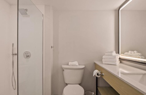 Florida Center Hotel | B&B HOTEL Orlando International Drive near Universal - Newly Renovated!