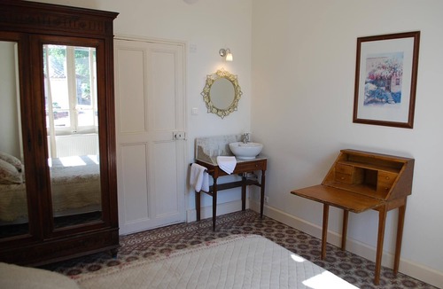 Mazan Bed & Breakfast | B&B Romarin, an authentic French room with attractive outdoor kitchen