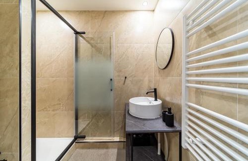 3rd Arrondissement Apartment | Balcon et Design urbain - Lyon et Metro
