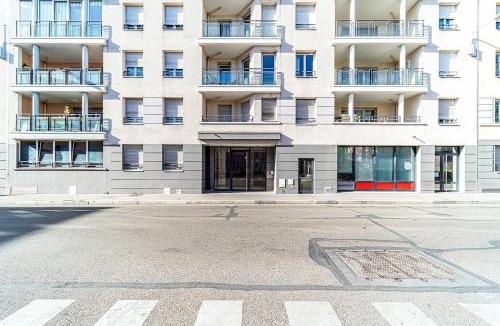 3rd Arrondissement Apartment | Balcon et Design urbain - Lyon et Metro