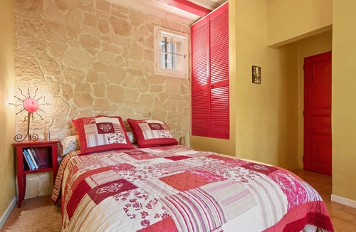 La Roquebrussanne Bed & Breakfast | Bastide Lou Pèbre d'Aï - Sun of the Hills: