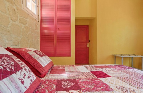 La Roquebrussanne Bed & Breakfast | Bastide Lou Pèbre d'Aï - Sun of the Hills: