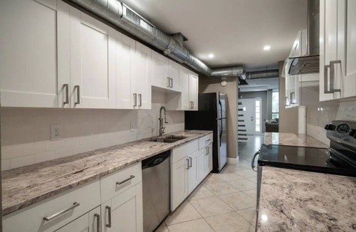Bayshore Gardens House | Bayshore Gardens Renovated Townhouse, walk to SOHO