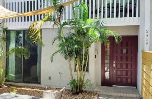 Bayshore Gardens House | Bayshore Gardens Renovated Townhouse, walk to SOHO