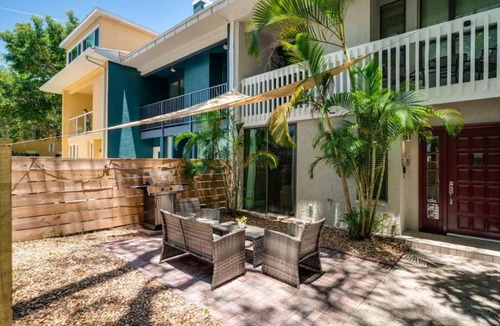 Bayshore Gardens House | Bayshore Gardens Renovated Townhouse, walk to SOHO