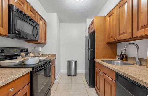 Tampa Apartment | Bayshore Getaway – King Suite, Pool & Gym