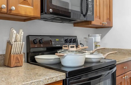 Tampa Apartment | Bayshore Getaway – King Suite, Pool & Gym