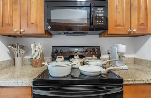 Tampa Apartment | Bayshore Getaway – King Suite, Pool & Gym