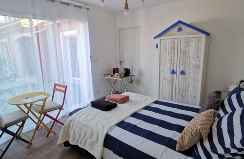Le Cannet-des-Maures Bed & Breakfast | Beach Cabana Room
