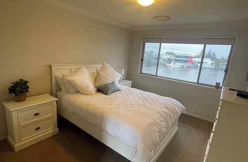 Helensvale Bed & Breakfast | Beach House on the Gold Coast Canal - Room 2