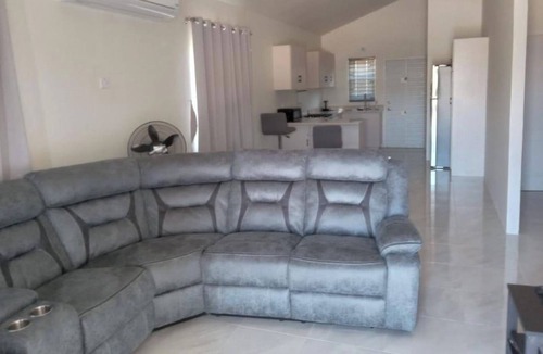Discovery Bay Apartment | Beach-view 2 Bed Apartment Sleeps 4 - Free parking