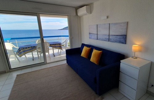 Agay Apartment | Beachfront apartment with sea view for four persons in the town centre