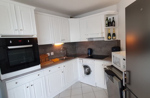 Agay Apartment | Beachfront apartment with sea view for four persons in the town centre