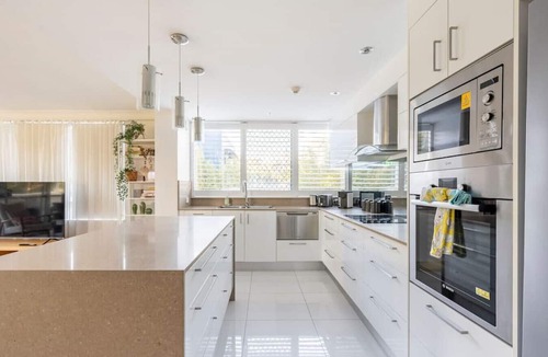 Burleigh Heads Apartment | Beachside Garden 2 bd w Courtyard, Pool, Gym, Steps from Beach and Pavilion